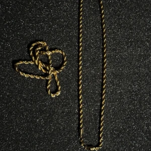 Guldfärgad cordell kedja - Elegant guldfärgat halsband med en tvinnad design som ger en lyxig känsla. Perfekt för att lyfta vilken outfit som helst. Halsbandet har en smidig låsmekanism som gör det enkelt att ta på och av.