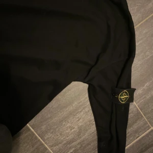 Stone Island  - Tja säljer denna helt oanvända Stone Island tröja för den var för liten den här inga täcken på användning och pris går att diskutera!