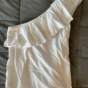 Vit offshoulder topp från L.O.G.G. - Säljer en söt vit offshoulder topp från L.O.G.G. med volangdetaljer. Perfekt till sommaren. Storlek xs och är fortfarande i fint skick 💕