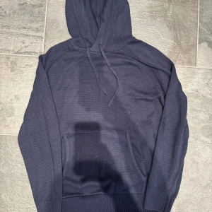 Mörkblå hoodie i bomull och 30% kashmir - En hoodie väldigt likt Loro piana säljer. 30% Kashmir. Aldrig använd. Mått: bröst:60, axelbredd:48, längd: 68. För frågor och bilder, kontakta mig!