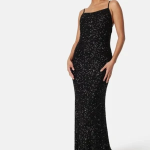 Svart glittrig balklänning  - Säljer min superfina balklänning🖤, har använt den 1 gång på studentbalen. Storlek XS men skulle säga att den passar en S också eftersom det är justerbart knyte i ryggen och den är stretchig. Paljetterna skaver eller kliar inte eftersom den är fodrad. Som referens är jag 163 cm lång och den släpade i marken även med höga klackar. Jag har sytt så den blev lite mer uringad, men de går att ta bort om man inte vill ha det💕