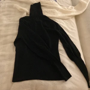 Svart polotröja - Snygg svart polotröja med lång ärm. Tröjan passar med allt 💗det är stretchigt material och därför passar tröjan till xs-L