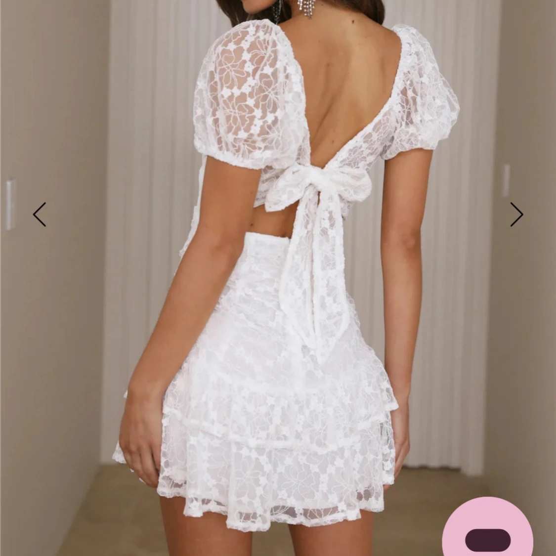 Vit spetsklänning med volangdetaljer - 1