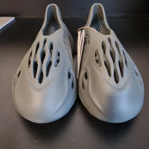 YEEZY FOAM RUNNER  - Helt oanvända YZY foam runner med låda och allt som kommer med.Har order bekräftelse från Adidas för att bevisa att de är äkta.