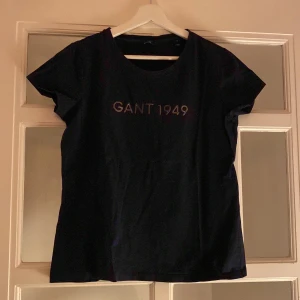 Svart t-shirt från GANT - T-shirt från GANT, storlek M. Fint skick.