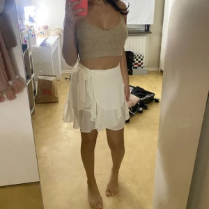 Vit offshoulder klänning - Snygg vit offshoulder klänning med tight passform. Perfekt för en kväll ute eller en speciell tillställning. Klänningen har en kort längd och är tillverkad i ett stretchigt material som framhäver figuren. Använd aldrig 