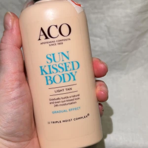 Ny! ACO Sun Kissed Body Light Tan - Helt ny! ACO Sun Kissed Body Light Tan är en återfuktande lotion som gradvis ger en naturlig solkysst look. Innehåller Triple Moist Complex för 24 timmars återfuktning. Perfekt för en jämn och naturlig bränna. Nypris 125:-