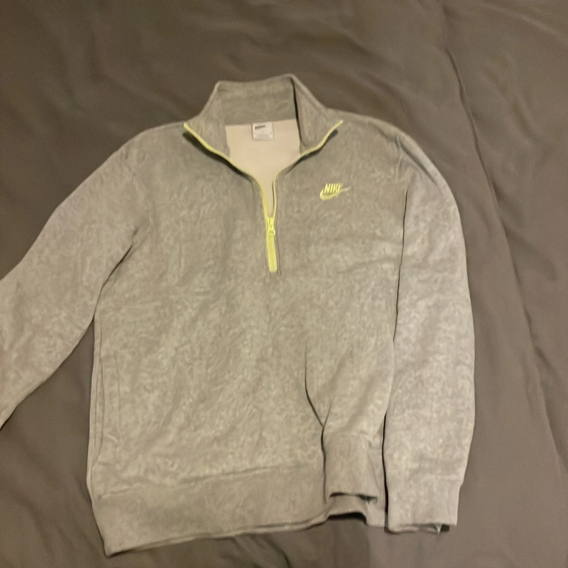 Grå tröja med dragkedja från Nike