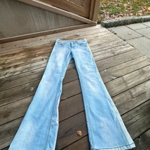 Ljusblå lågmidjade jeans - Säljer dessa fina ljusblå lågmidjade jeansen perfekta nu till våren/sommaren. Innerbenslängd 84 cm och midjemått 37cm. Se mått på bild 3-5!💗Skriv vid funderingar! 