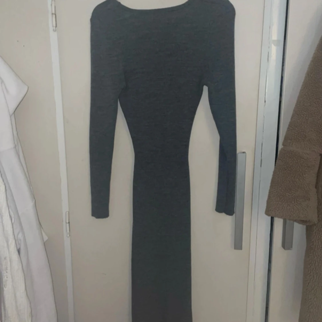 Grå långklänning med knappar - 4