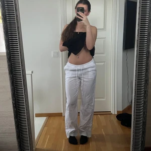 Low waisted linnebyxor  - Low waisted linnebyxor från Gina tricot helt utan defekter endast testade. Nypris 399,90kr. Behöver strykas till men som sagt i stort sett som oanvända då de endast blivit testade ❣️❣️❣️ 