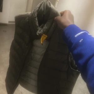 Grön dunväst från Parajumpers - Size 10-12 i junior. Skön väst från johnells ny pris 3100 mitt pris 850 
