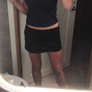 Svart kortkjol - Snygg svart kortkjol som passar perfekt för en stilren look. Kjolen har en enkel design och är lätt att matcha med olika toppar. Perfekt för varma dagar eller en utekväll.