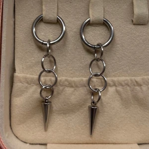 Långa örhängen  - Oanvända, Maria Nilsdotter liknande, 6,5cm längd💕rostfria