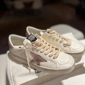 Golden Goose - Helt nya sneakers från golden goose. Aldrig använda. Storlek: 40. Kalvskinn. Nypris:6000kr