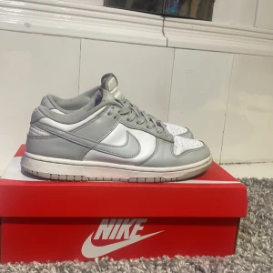 Nike Dunk Low Retro white/grey FOG - Säljer ett par Nike Dunk, lite slitage men knappt använda nypris 1 500