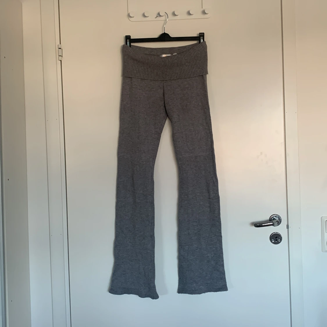 Grå stickade byxor från Gina Tricot