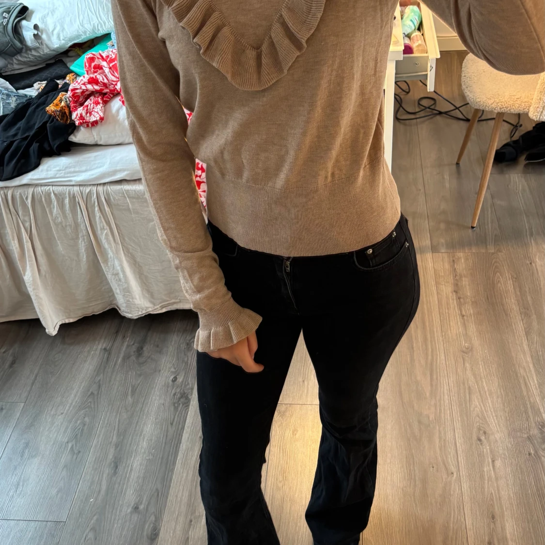 Beige tröja med volangdetaljer - 2