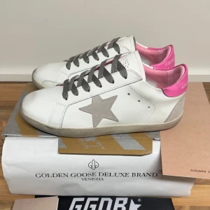 Golden Goose skor  - Vi säljer dessa efterfrågade golden goose skor i storlek 39, pris kan alltid diskuteras.