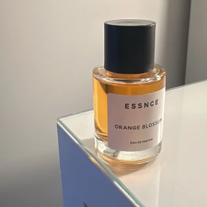 Essnce Orange Blossom Eau de Parfum - Säljer denna jättegoda parfymen ifrån Essnce i doften Orange Blossom 50 ml! Helt ny, endast prov sprayad en gång! 🧡🙌🏻