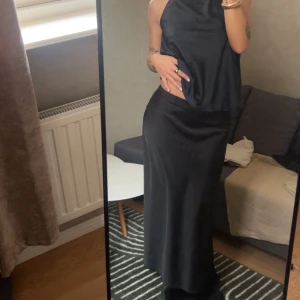 Svart satinkjol - En superfin svart satinkjol i strl 36/S från bikbok. Använd fåtal gånger men är i fint skick🤍