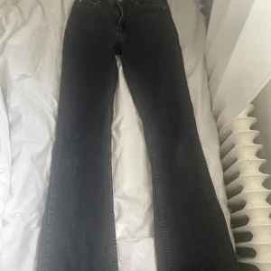 Svarta jeans från Perfect Jeans - Snygga svarta jeans från Perfect Jeans med klassisk design. De har en dragkedja och knapp framtill. Perfekta för en stilren look. Från Gina tricot storlek 34