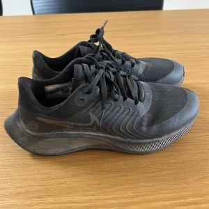 Svarta Nike Shield - Svarta Nike Shield. Använda men väldigt välbehållna. :) 