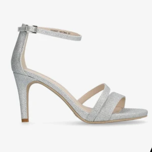 Silvriga sandaler med klack - Silvriga skor med smal klack. Perfekta för balen eller andra festligheter! Tecken på använda där fram under trampdynan men inget som synd när man använder dem. Inköpta för 699kr på scorett -21 och enbart använda på min bal samma år.