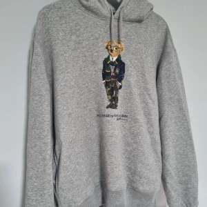 Grå hoodie från Polo Ralph Lauren - Säljer en grå hoodie från Polo Ralph Lauren. Preppy Bear Fleece Hoodie. 