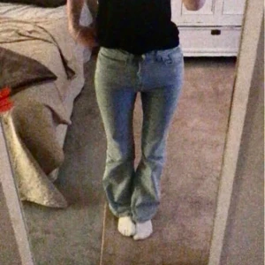Ljusblå bootcut jeans - Säljer ett par ljusblå bootcut jeans. Midwaist, är 168cm💘