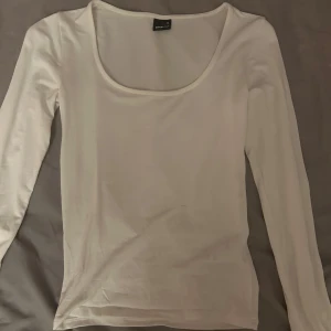 Vit långärmad topp från Gina Tricot - Säljer en soft touch vit långärmad topp med slits längst ner i armarna från Gina Tricot. storlek xs💞knappt använd, skriv för bilder på💞