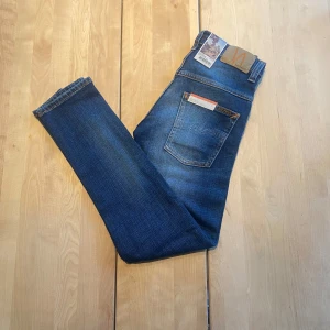 Helt nya Nudie Jeans - Tjena! Säljer nu ett par riktigt feta nudie jeans med en riktigt snygg tvätt. De är HELT NYA, med lapparna fortfarande kvar. Jeansen är i modellen ”Thinn Finn”, vilket är en slim fit passform. De är ju som sagt helt nya, så finns inga defekter. De är i storleken ”28/30”. Hör av er vid närmsta fundering.  ❗️Kolla även in min profil för fler helt nya nudie jeans i olika storlekar❗️