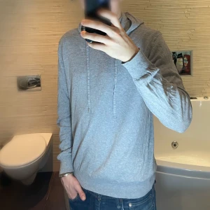 Hoodie  - Grå hoodie med huva | kashmir liknande material | stilren | storlek M | 185 cm & 72kg han på bilden