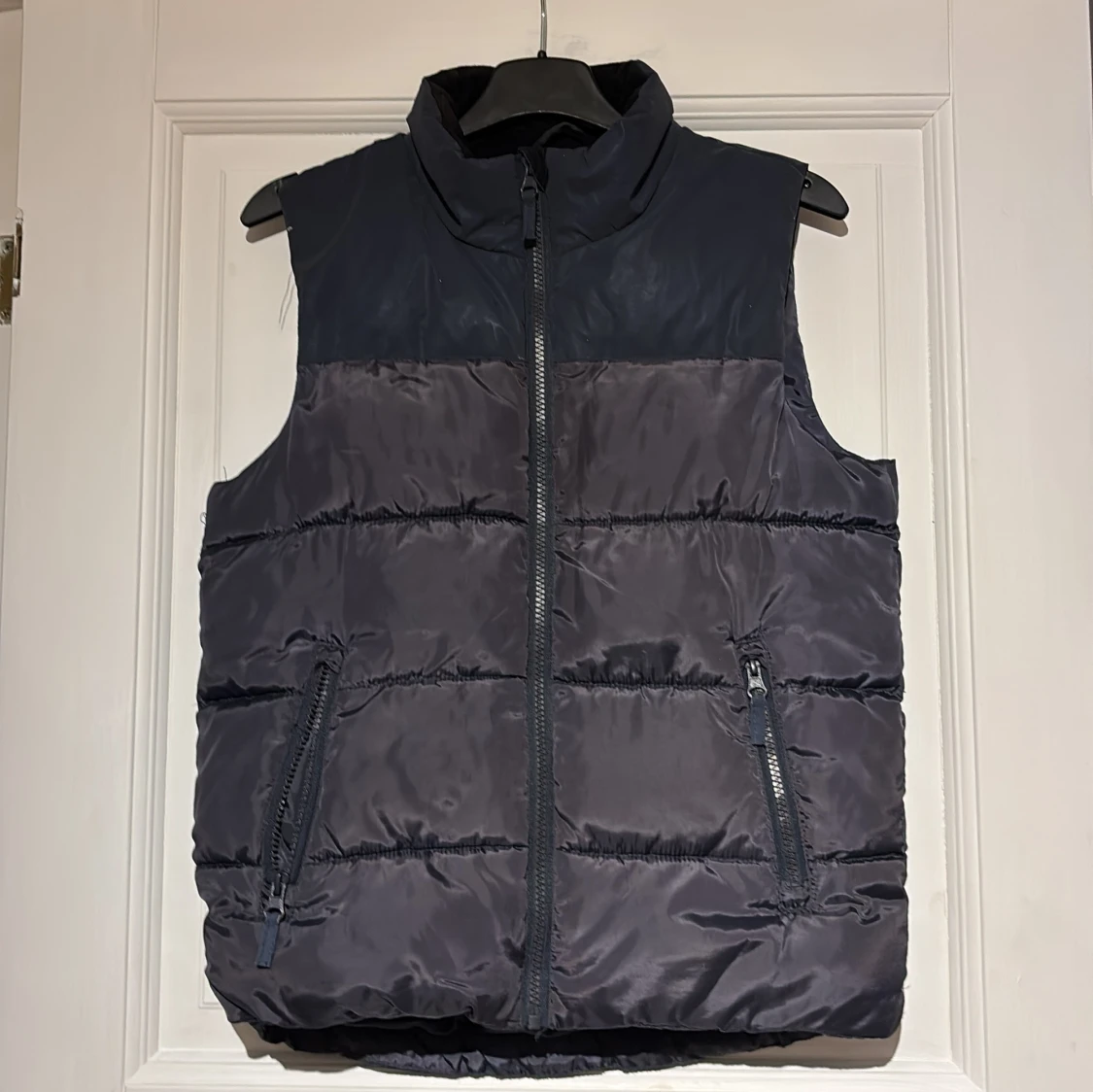 Mörkblå dunväst från Wave