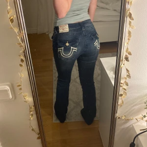 True religion jeans 🤍 - I modellen Becca. Använda sparsamt. Originalpris 1700kr.❗️Obs❗️ Är upsydda. Midjemått: 35cm (bild) och innerbenslängden: 75cm ❤️Intressekoll, lägg prisförslag 🤗