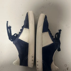 Valentino flycrews - Säljer mina Valentino Flycrew sneakers i bra skick! Några (5) nitar har lossnat, men inget som stör mycket. Köpta här på Plick, så ingen låda eller dustbag. Säljer dem bara för att de är för små för mig. Skriv gärna om du har funderingar eller prisförslag. (Tar ej emot byten)