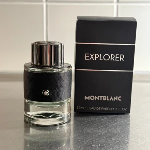 Montblanc Explorer Edp  - Säljer en elegant Explorer Eau de Parfum från Montblanc. Flaskan är stilren med en svart texturerad yta och en silverfärgad kork. Parfymen kommer i en 60 ml flaska och har en maskulin doftprofil. Perfekt för den som söker en sofistikerad och äventyrlig doft. Doften är även inspirerad av Creed Aventus fast med en mer sexig twist! Ungefär 40 ml är kvar och flaskan har ett nypris på drygt 850kr. Mitt pris är 349kr! Hör gärna av er om ni har några frågor eller egna bud! 