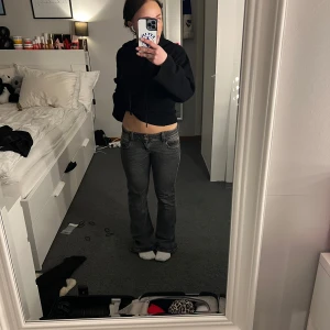 Grå jeans - Super fina mörkgråa jeans från Gina Young i storleken 152. Skriv privat för fler mått🤍