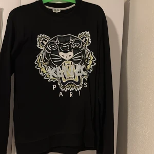  Kenzo Sweatshirt  - Säljer  svart långärmad tröja från Kenzo. Säljer den pga att jag inte använder den längre. Tröjan är i 9/10 skick.