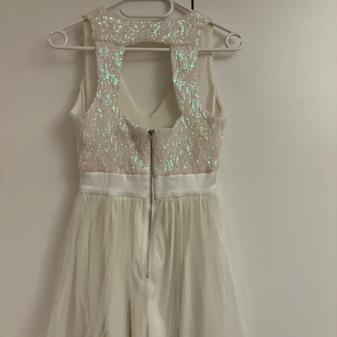 Vit glittrig klänning med rosett - 1