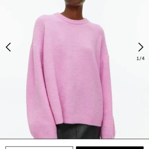 Rosa stickad tröja arket - Säljer en mysig rosa stickad tröja med rund hals och långa ärmar. Perfekt för kyligare dagar och ger en avslappnad look. Passar bra till jeans eller kjol för en casual stil. Köpt för 990kr och sparsamt använd. 😊