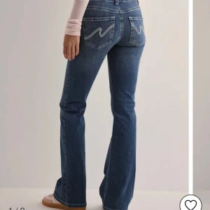 Blå bootcut jeans - As snygga jeans! Helt nya med prislappen borttagen