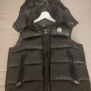 Svart dunväst från Moncler - Efter all om o men så är de dags att denna väst hittar sin nya ägare som bär den men stil!