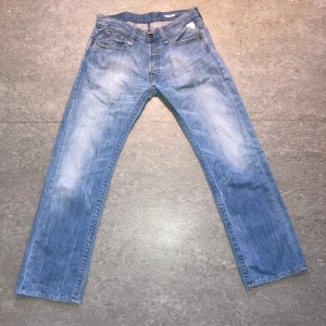 Blå replay jeans  - Replays finns nu uppe på vår plick! 32/32 42 midja 106 längd och 19 öppning. De har en nice loose fit så inte särskilt skinny. Vintage replay så har metallbiten vid fickan med loggan! Checka in profilen för mer så kanske man kan lösa schysst bundle