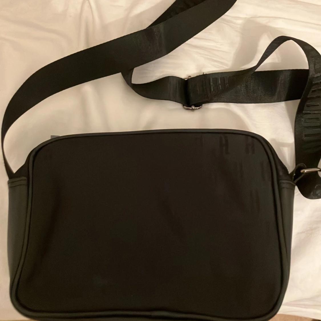 Svart axelväska från Hoodrich - 1
