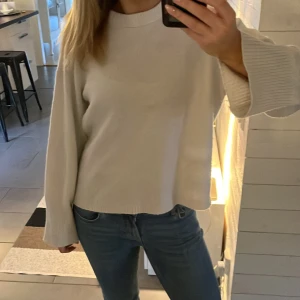 Vit stickad tröja - Jätte gosig stickad tröja🩷
