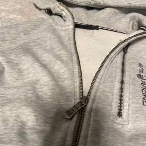 Sail racing kofta - Säljer en grå sail racing kofta som är lite sliten då den är väl använd! Visa defekter syns på bilderna men skriv privat för fler bilder! Storlek  XS och har ändå mycket kvar att ge. Ny pris 1500.