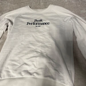 Vit peak performance tröja - Säljer nu en vit och fräsch vit peak performance tröja som är i gott skick men använd några gånger. Skulle inte påstå att tröjan har några defekter men hör av er vid funderingar! Ny pris runt 1000 