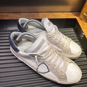 Phillip models  - Vita Phillip models, hyfsat skick har lite smuts här och där som inte försvinner och ett hål i hällen som man ser på en av bilderna. Men annars inga problem, box och kvitto skickas med!