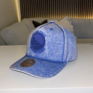 Blå keps från Mitchell & Ness - Snygg blå keps från Mitchell & Ness med broderad logga framtill. Kepsen har en justerbar rem baktill för perfekt passform. Perfekt för att ge din outfit en sportig touch. Köpt för 549 på hatstore, knappt använd